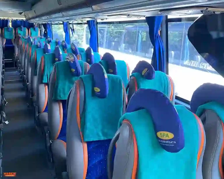 Interior Bus pariwisata biru 1