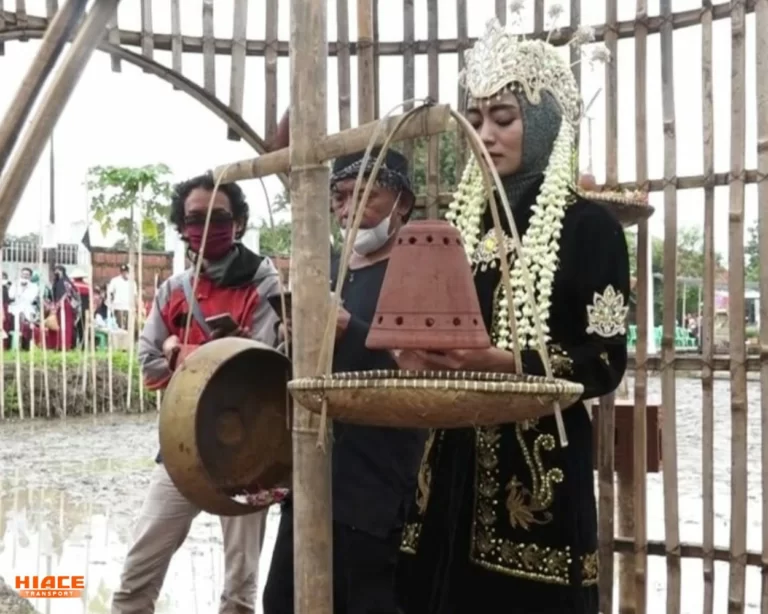 Source by @jatiwangiartfactory (7)