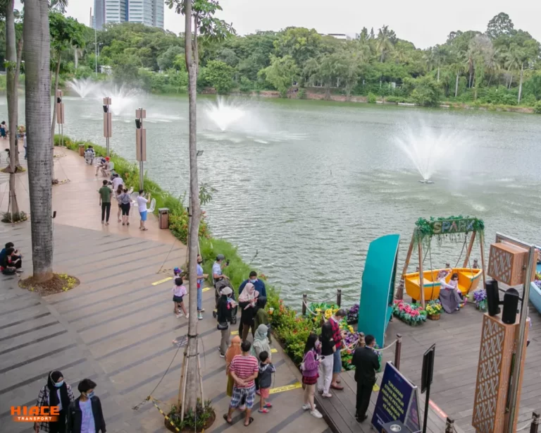 Berfoto di Tepi Danau Source by Jawa Liputan6.com