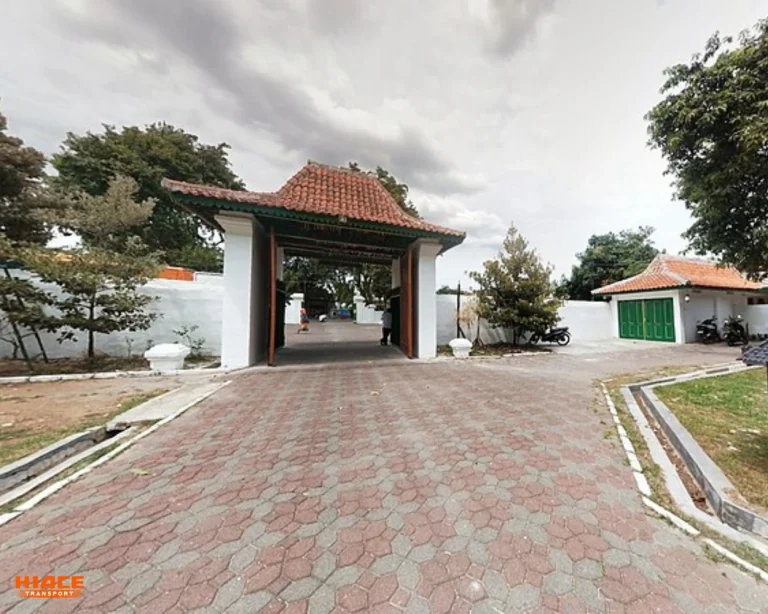 Gerbang & Halaman KeratonSource by Wikipedia