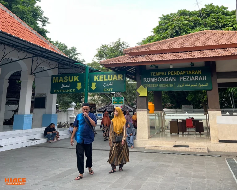 Pintu Masuk KeluarSource by Doc. Pribadi Hiace Transport
