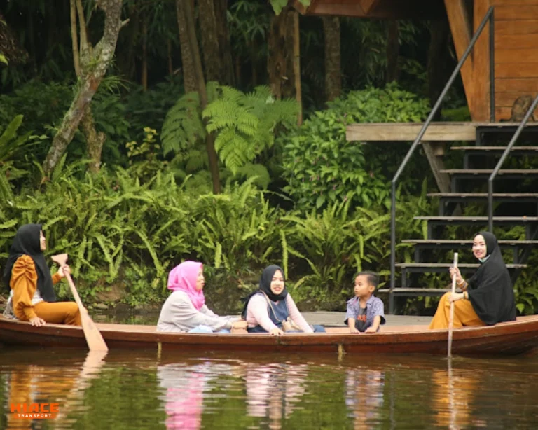 Naik sampan di Dusun Bambu source by www.travelingan.net