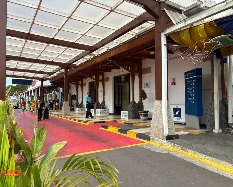 jalur masuk Stasiun Cirebon Kejaksan