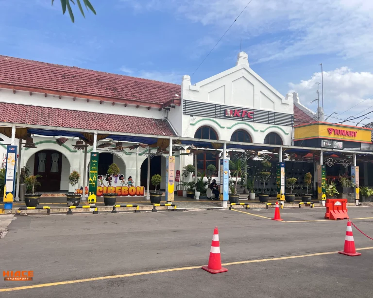 tampak samping parkiran stasiun