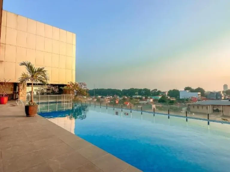 Kolam renang hotel Swiss belinn Karawang source by Agoda.com