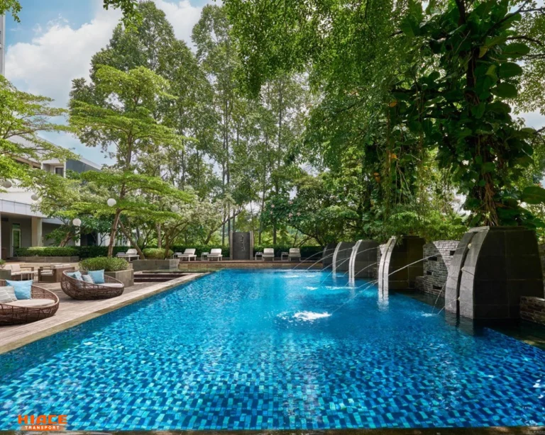 Kolam renang outdoor di delonix hotel