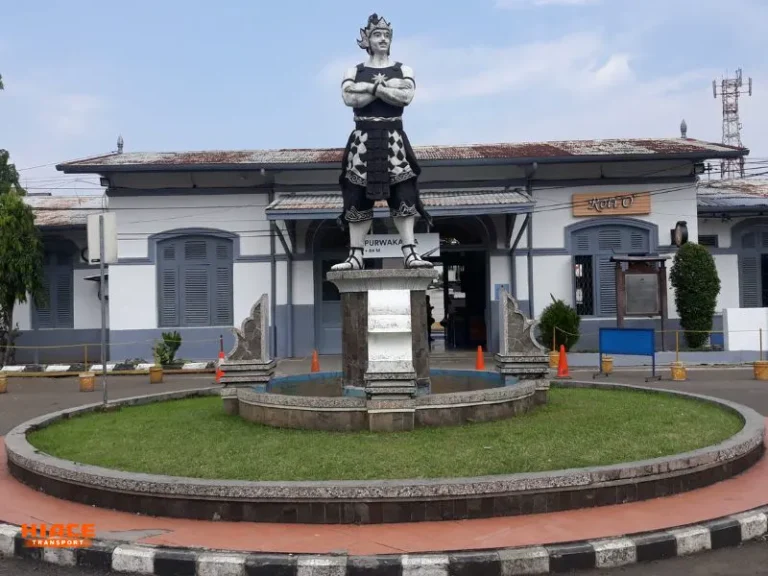 Patung di Stasiun Purwakarta Source By Liputan6.com