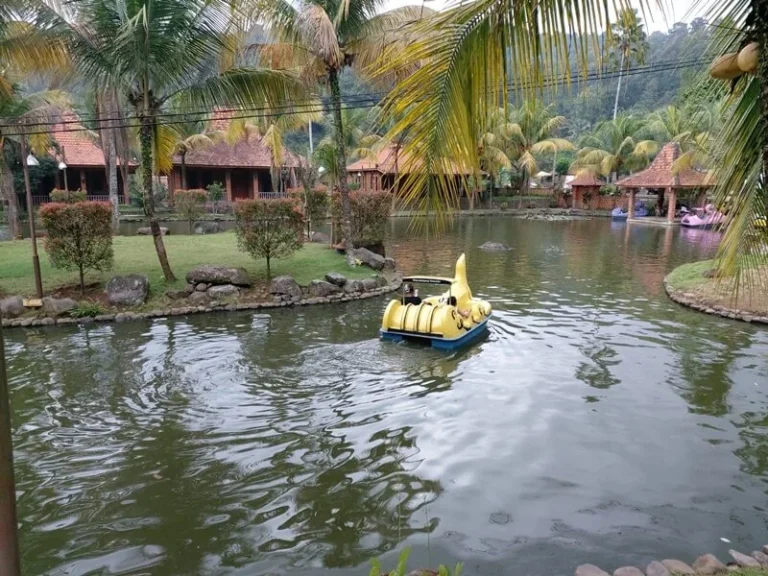 Wahana Air kampung turis source by Raja rica