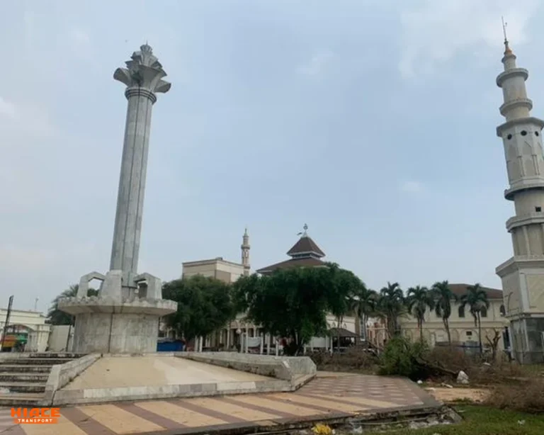 sekilas alun alun kota karawang by detik.com