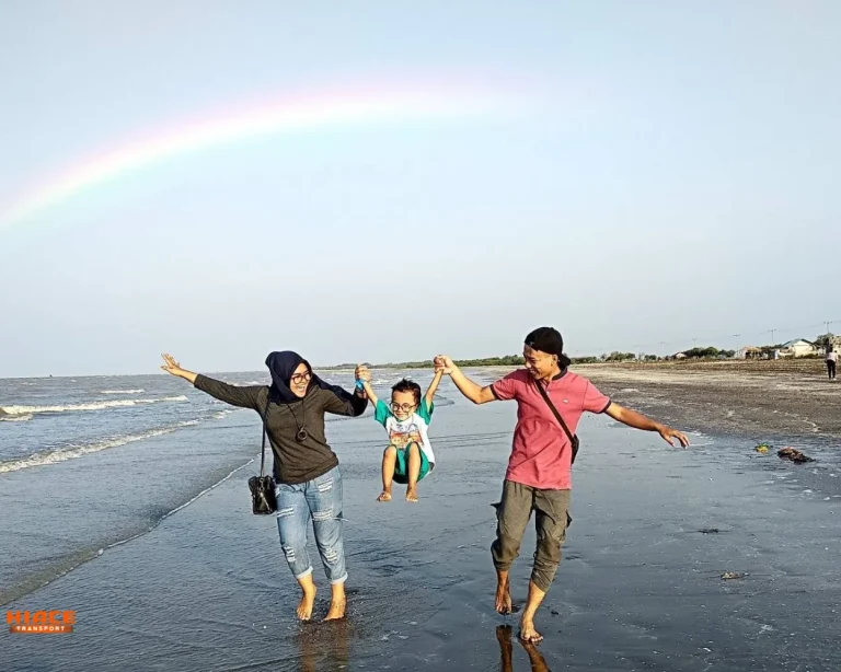 Bermain di Tepian Pantai. Source by Deni SNL
