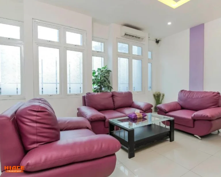 Lobby Lounge RedDoorz Plus near Stasiun Bekasi by booking.com