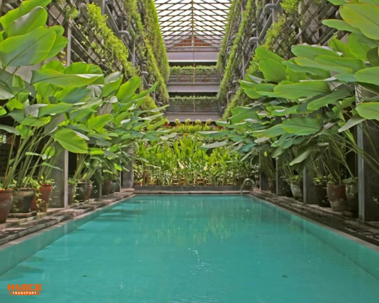 Tempat kolam renang by booking.com