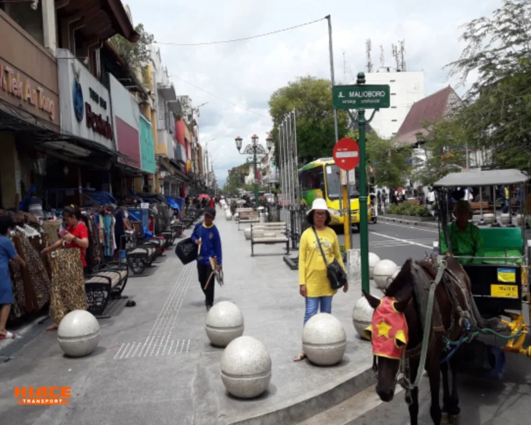 berburu batik Di Pedestrian Malioboro source by Gatra.com