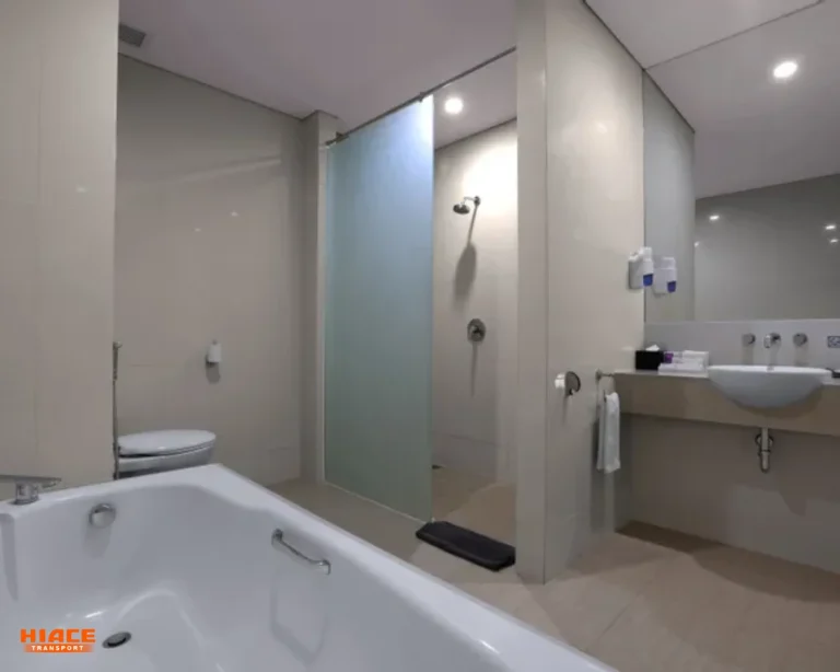 Kamar mandi Executive Room source by astonhotelinternasional.com