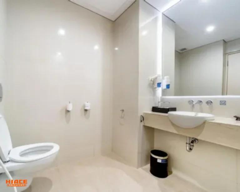 Kamar mandi Junior Executive Twin Room source by astonhotelinternasional.com