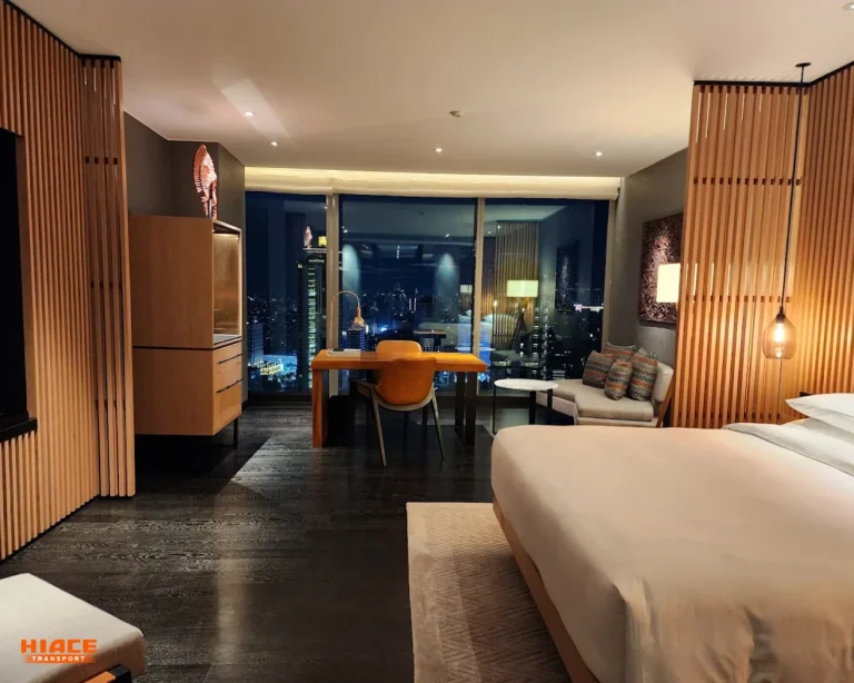 Ruangan King Bed with Skyline View source by hyatt.com