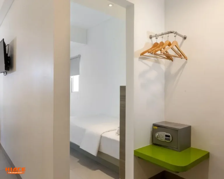 Ruangan kamar anak Smart Family Room source by trip.com