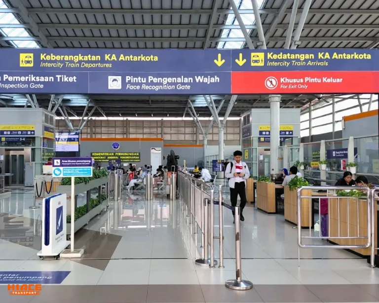 Keberangkatan dan Kedatangan Kereta Jarak Jauh di Stasiun Bekasi by Rahmad Agus