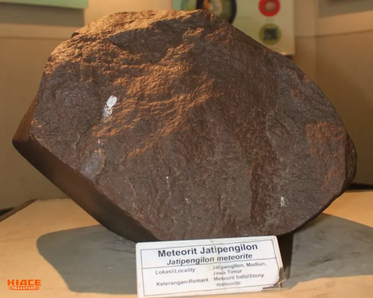 Melihat Koleksi Meteorit Jatuh Source X.com