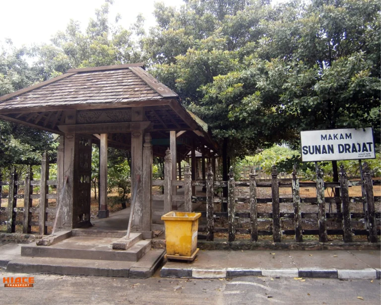 Kompleks Pemakaman Sunan Drajat Source by TempatWisata.pro