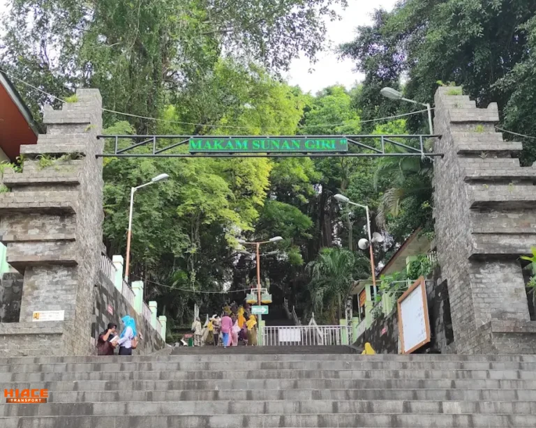Kompleks Makam Sunan Giri Source by Koko Jenegorock